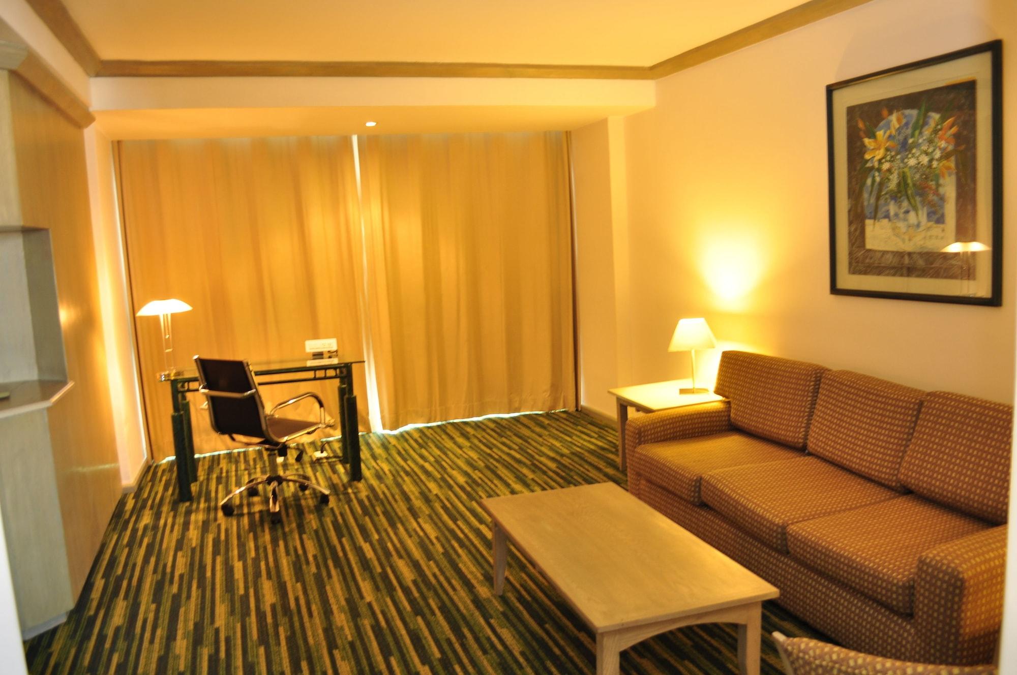 Radisson Paraiso Hotel Ciudad de México Exteriér fotografie A living room in a typical hotel suite