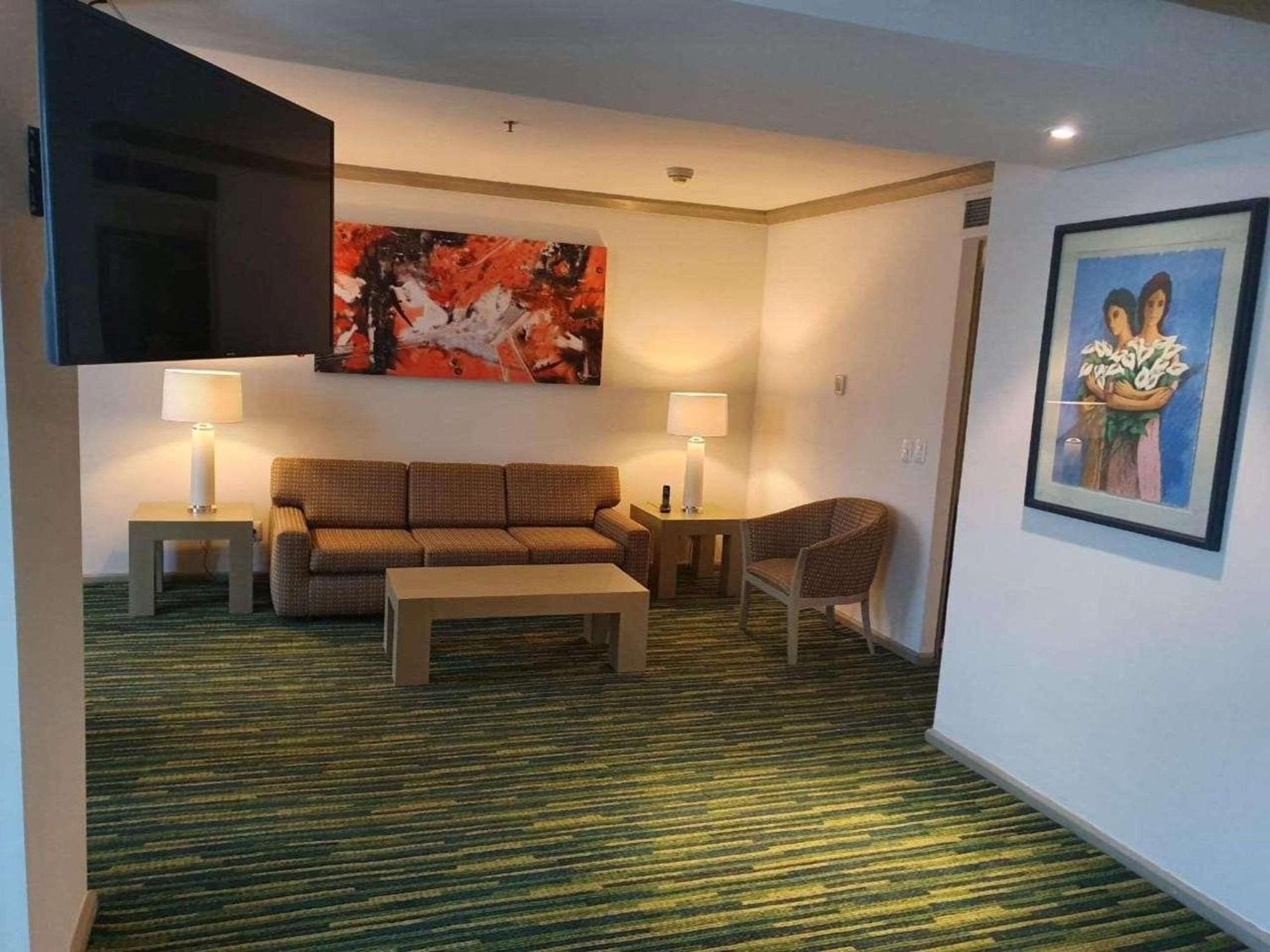 Radisson Paraiso Hotel Ciudad de México Exteriér fotografie A living room at the hotel