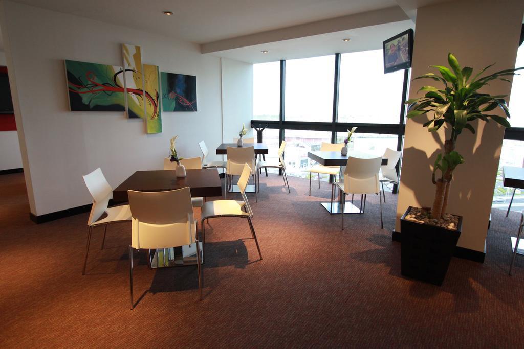 Radisson Paraiso Hotel Ciudad de México Exteriér fotografie The lounge at the airport