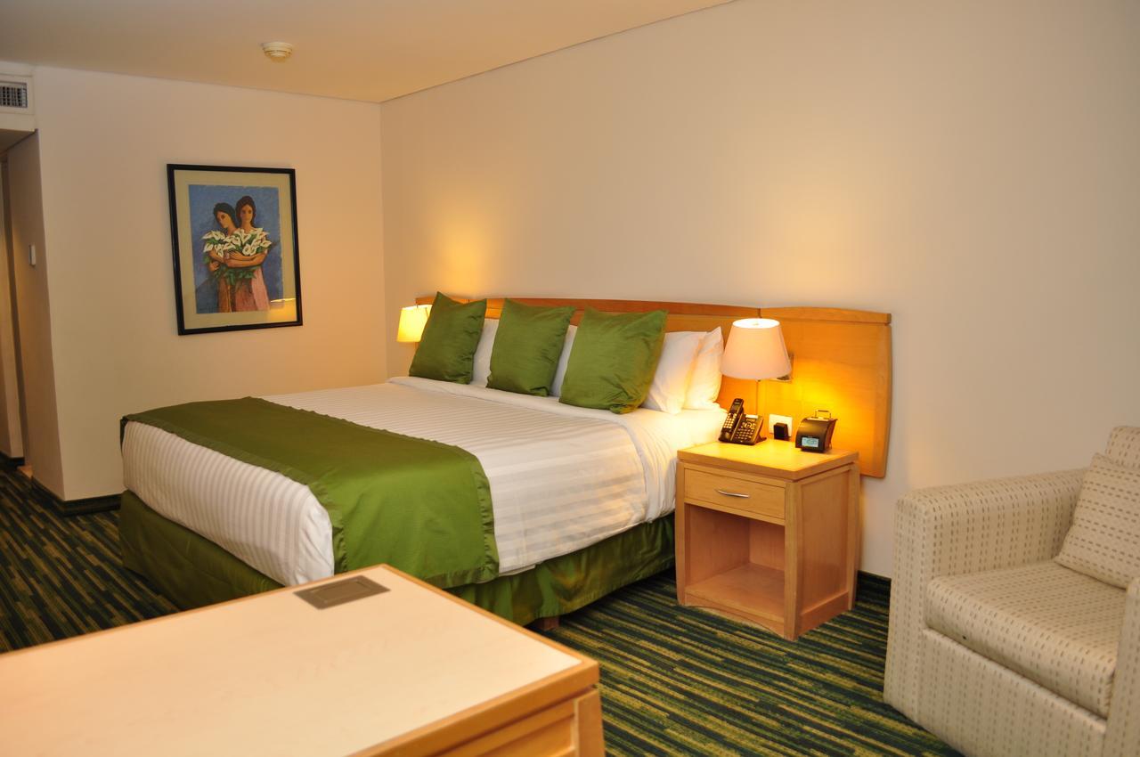 Radisson Paraiso Hotel Ciudad de México Exteriér fotografie A room at the Best Western Premier Hotel at the Royal Hawaiian
